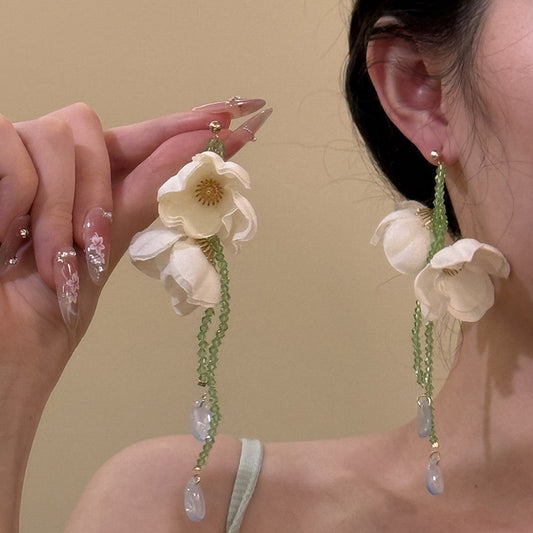 Orecchini a perno eleganti con cristalli a forma di fiori, perno in acciaio placcato argento, ispirazione bohémien, gioiello leggero e lussuoso da donna