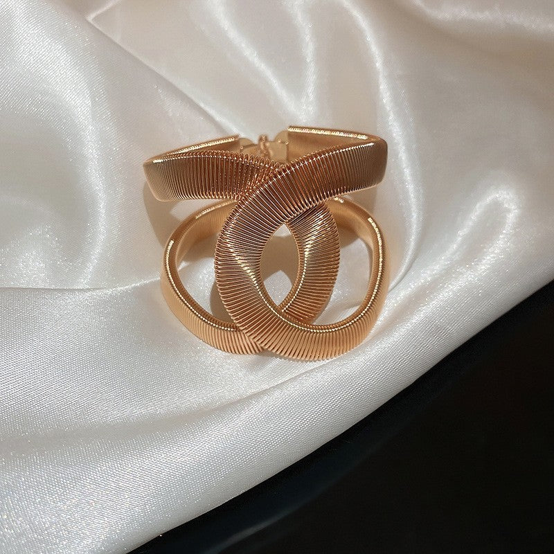 Pulsera Cóncava Irregular Minimalista para Mujer en Aleación de Latón con Acabado Galvánico