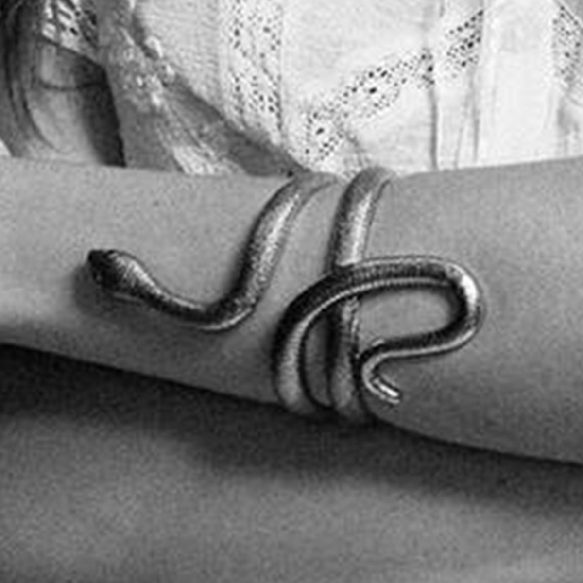 Pulsera de aleación con forma de serpiente minimalista para mujer con acabado chapado