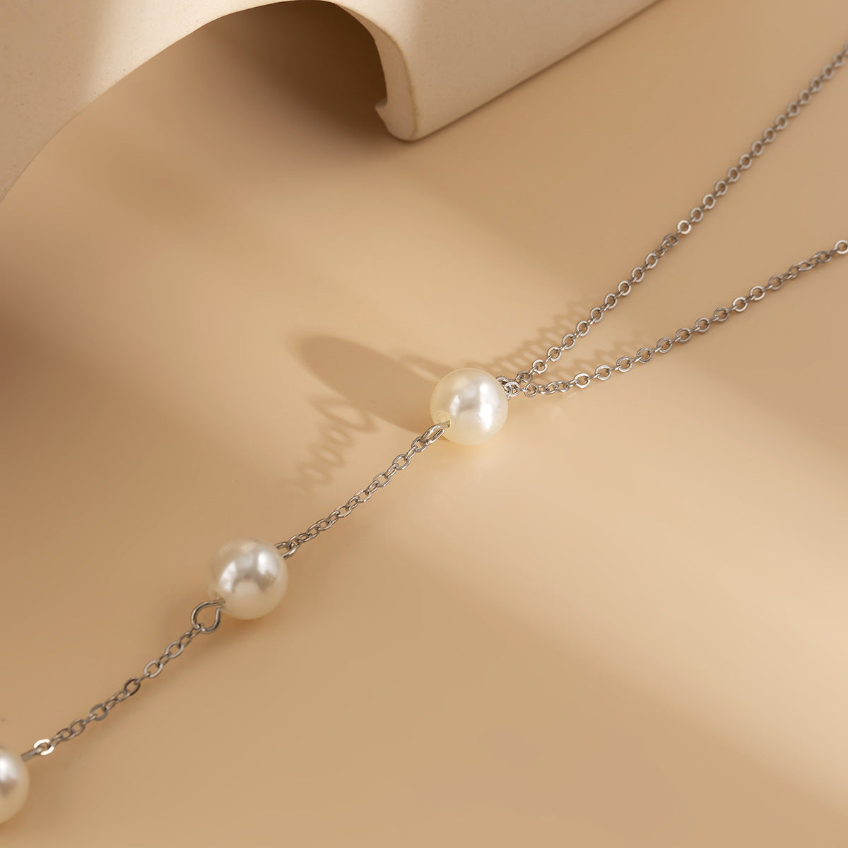 Collana Pendente Geometrica da Donna in Stile Vintage Francese con Catena in Metallo Placcato e Nappina di Perle Imitazione