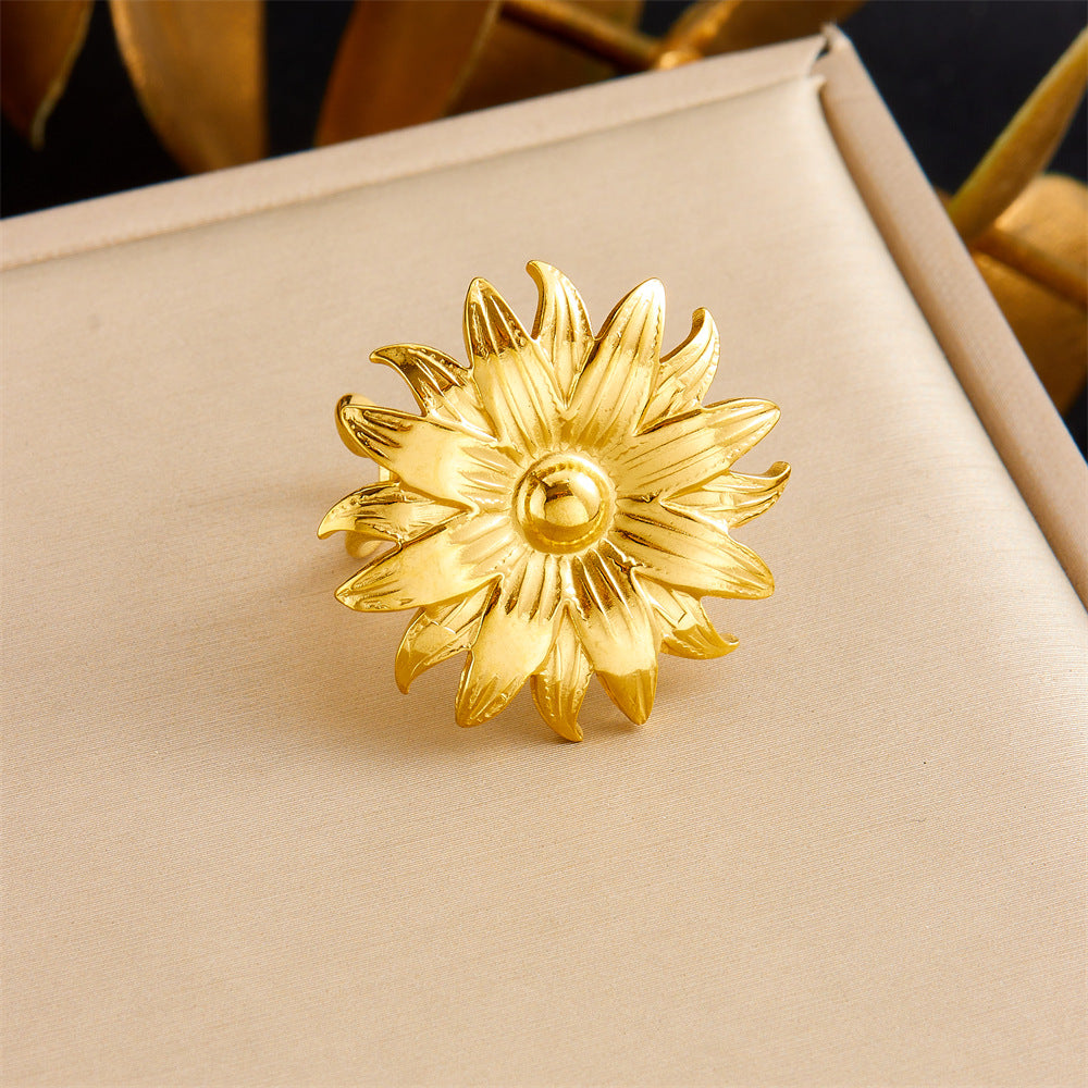 Anillo de acero inoxidable geométrico de estilo vintage con baño de oro de 18 quilates y detalle de corazón asimétrico para mujer