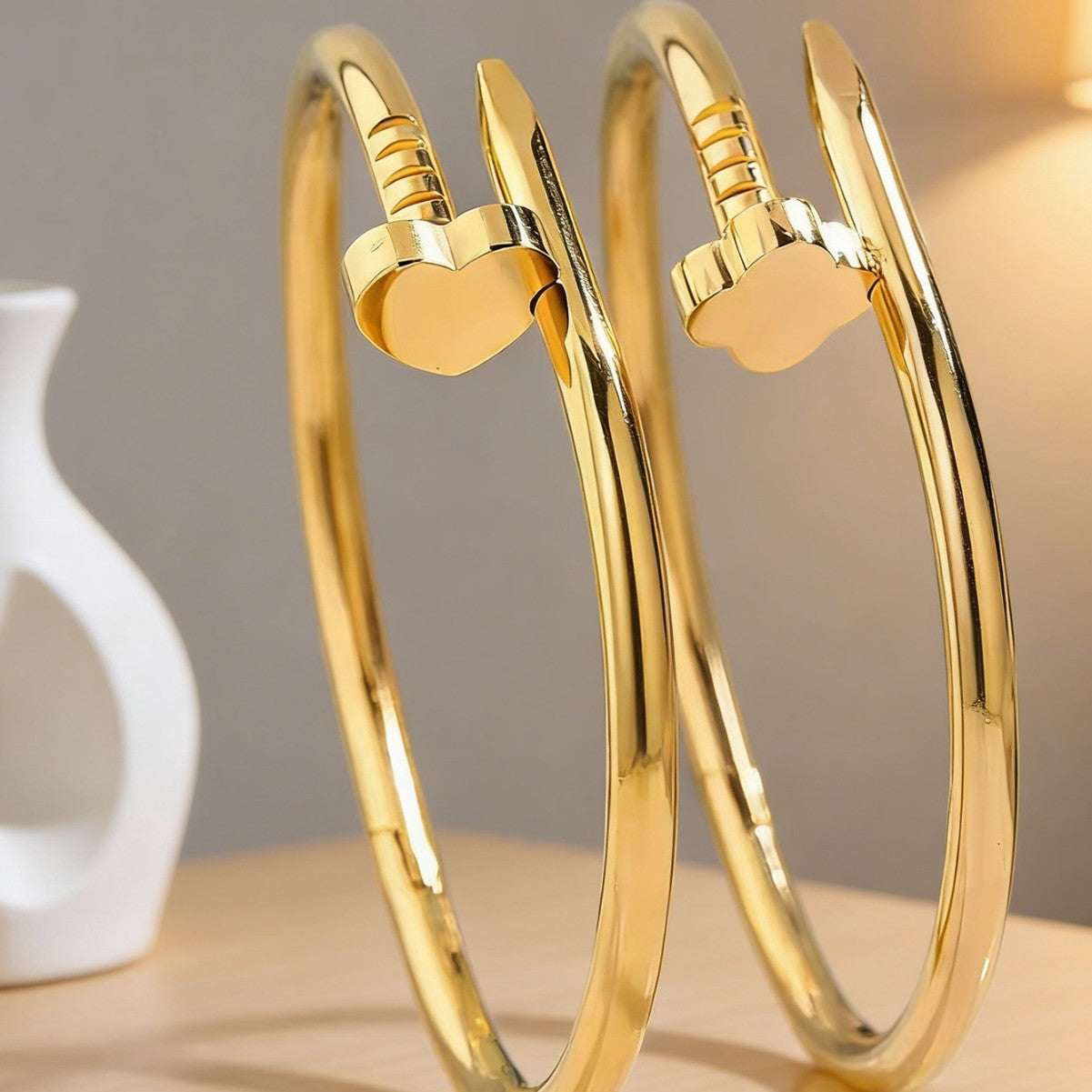 Bracciale rigido di lusso in acciaio inossidabile placcato oro 18 carati con quadrifoglio e cuore