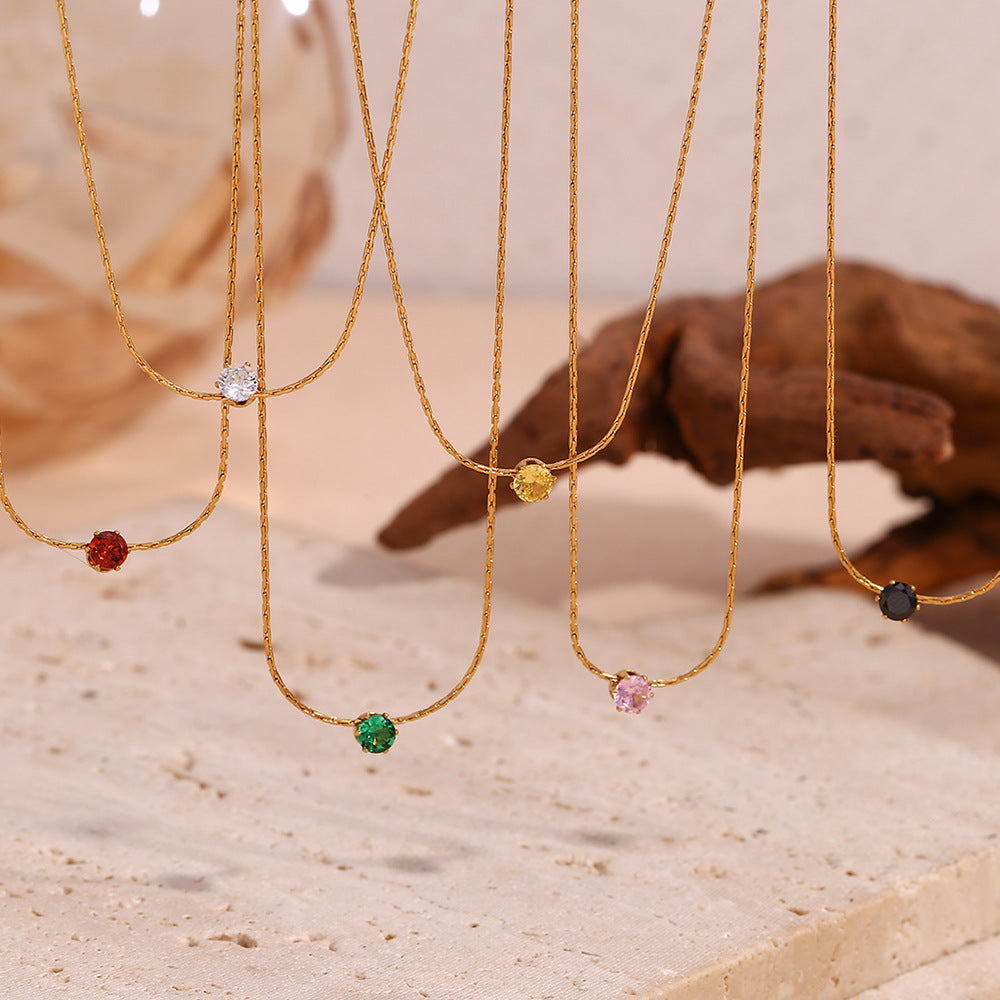 Collana con Pendente Geometrico Minimalista da Donna in Acciaio Inox con Placcatura in Oro 18K e Mini Zirconia su Catena Sottile Intrecciata