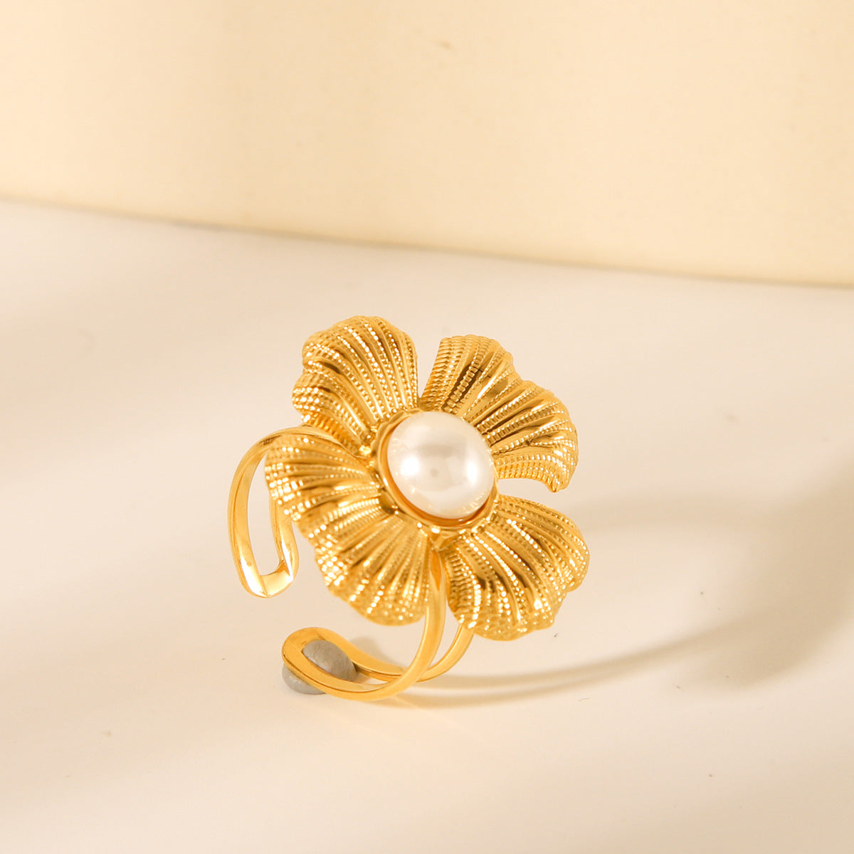 Anello da donna in acciaio inossidabile placcato oro 18K, stile vintage francese con fiore e perla