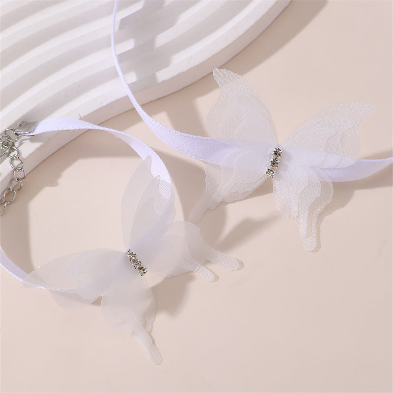 Collana Minimalista con Ciondolo a Farfalla per Bambine, Fascino a Farfalla e Fiocco in Resina su Catena di Perline con Finitura Smaltata, Lunghezza Regolabile