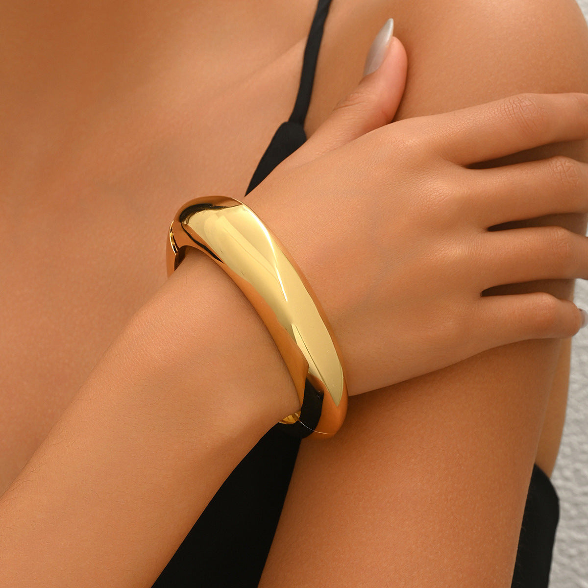 Pulsera rígida torcida minimalista para mujer de aleación de zinc con diseño geométrico y acabado chapado
