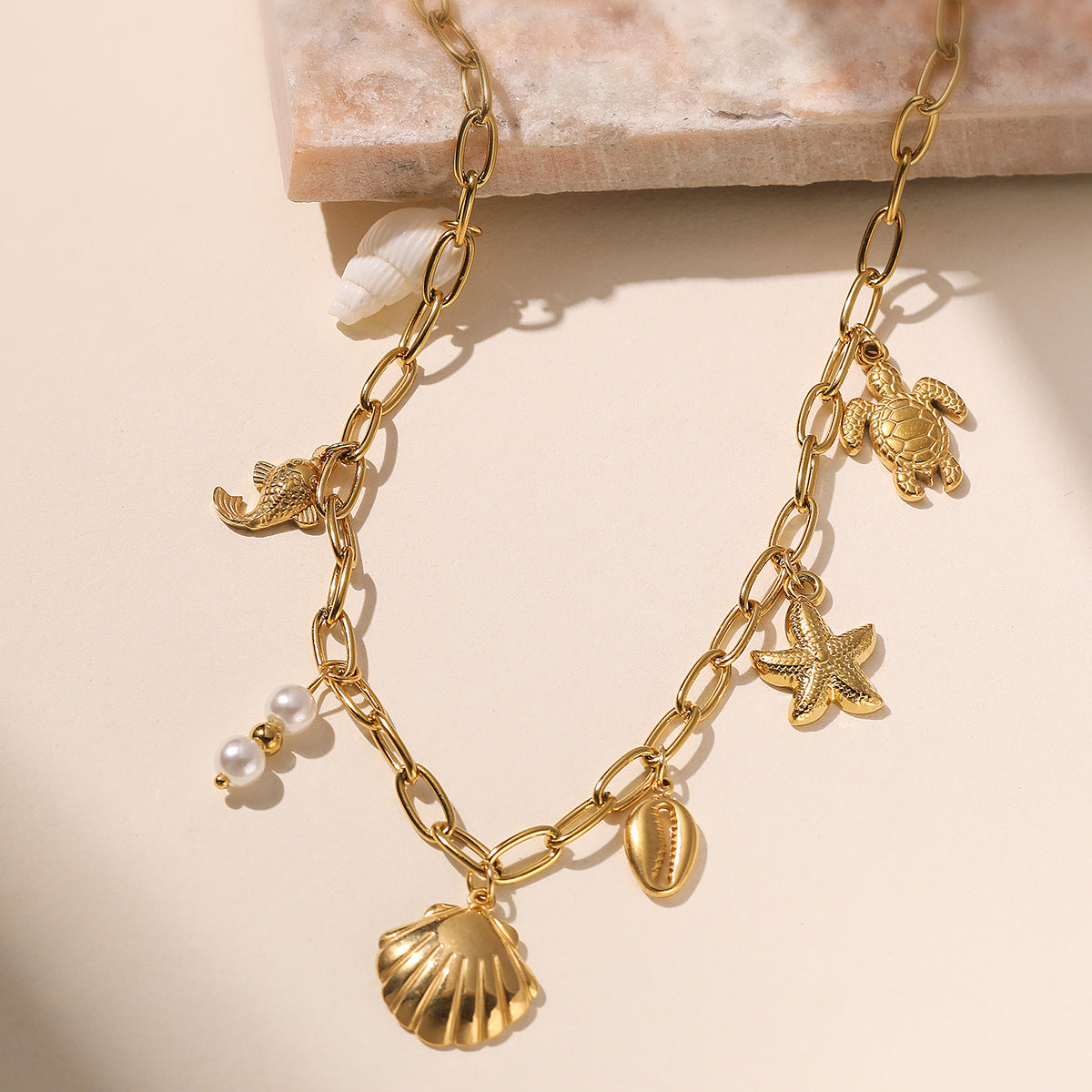 Collana con Ciondolo a Conchiglia Irregolare Minimalista in Acciaio Inossidabile Placcato Oro 18K