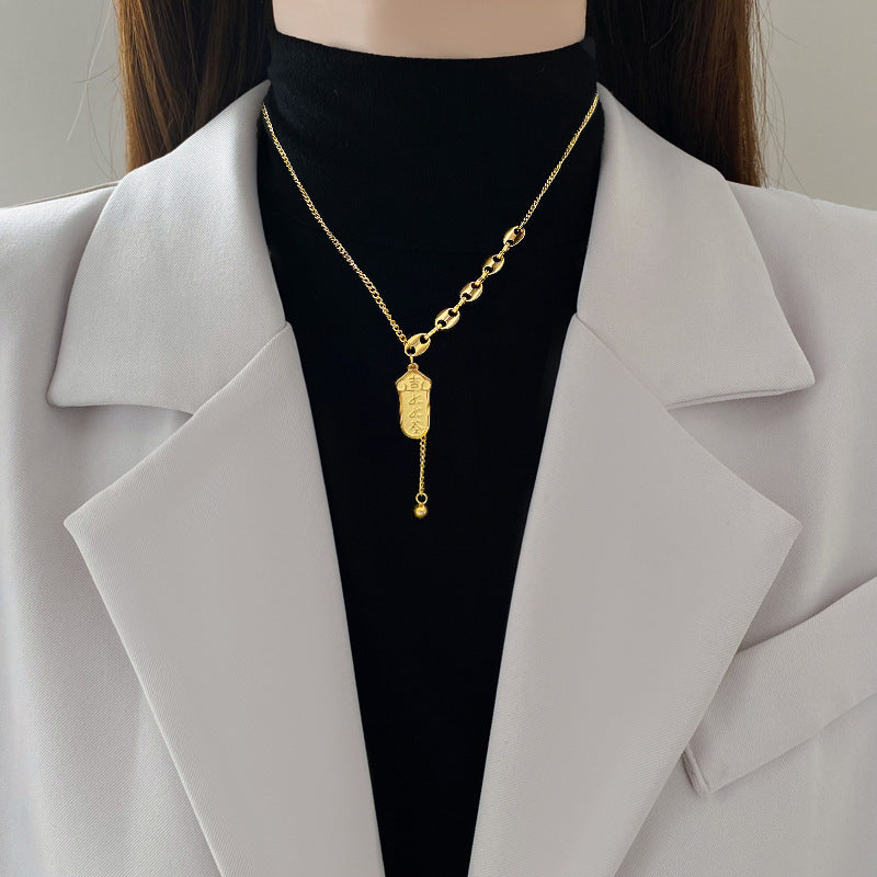 Collana con Pendente Minimalista a Naso di Maiale in Acciaio al Titanio per Donna e Uomo con Design Geometrico e Catena Placcata Oro