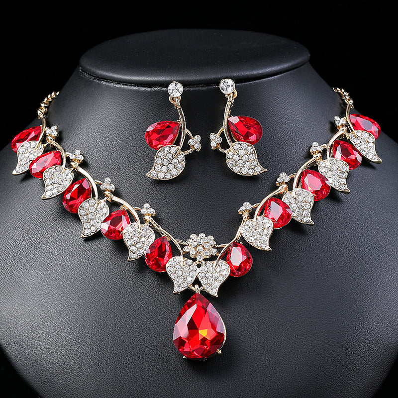 Vintage Ethnic Style Leaf and Teardrop Pendant Necklace Set for Women with Alloy Material and Electroplated Finish