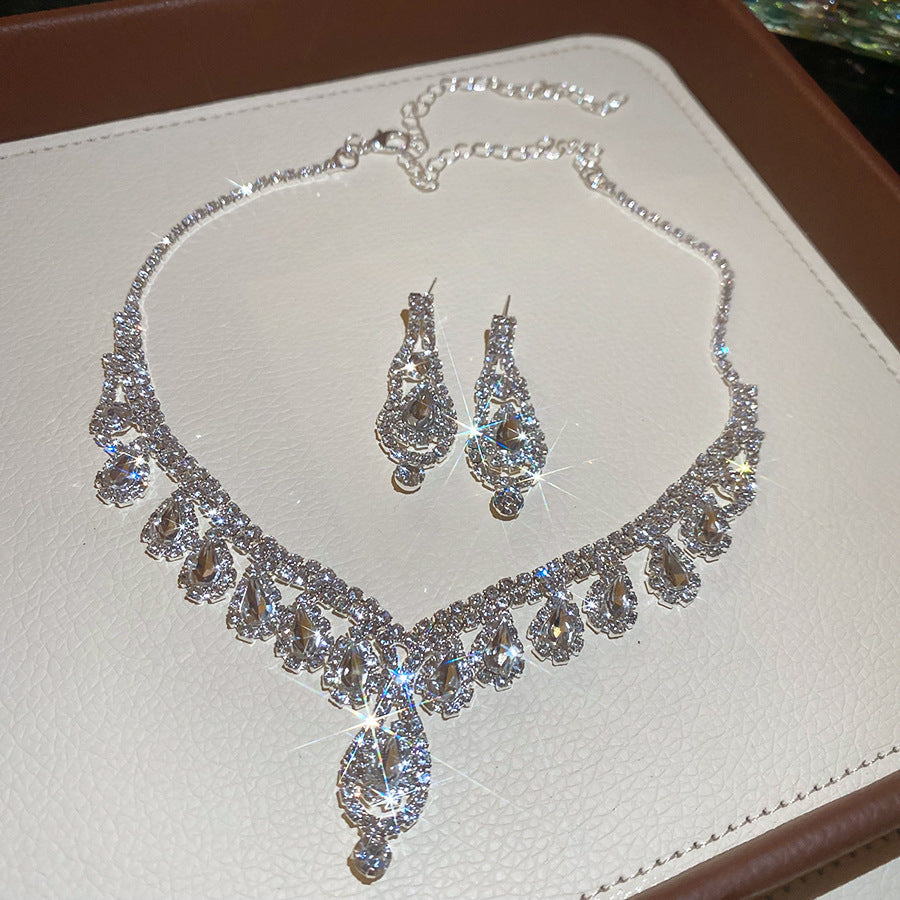 Set Collana con Pendente a Goccia di Lusso con Intarsi di Strass da Donna, Catena Leggera in Rame e Orecchini a Goccia in Lega, Gioielli alla Moda Minimalisti per la Clavicola