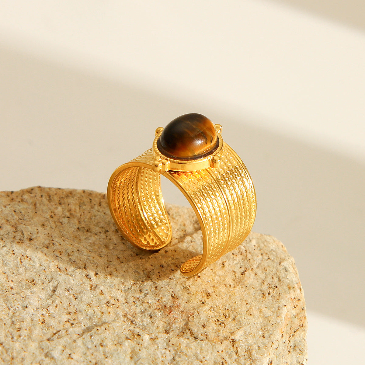 Anillo de banda ancha de acero de titanio estilo francés vintage para mujer con incrustaciones de ojo de tigre natural y baño de oro de 18K
