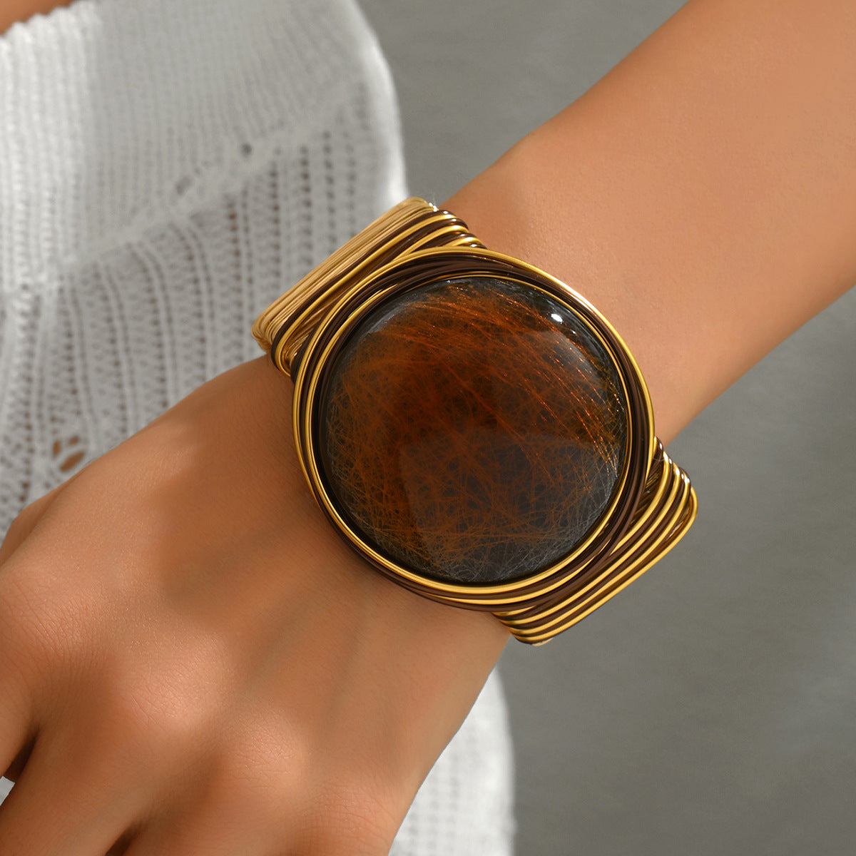 Bracciale rigido aperto geometrico minimalista da donna con base in lega placcata oro e intarsio in gemma artificiale