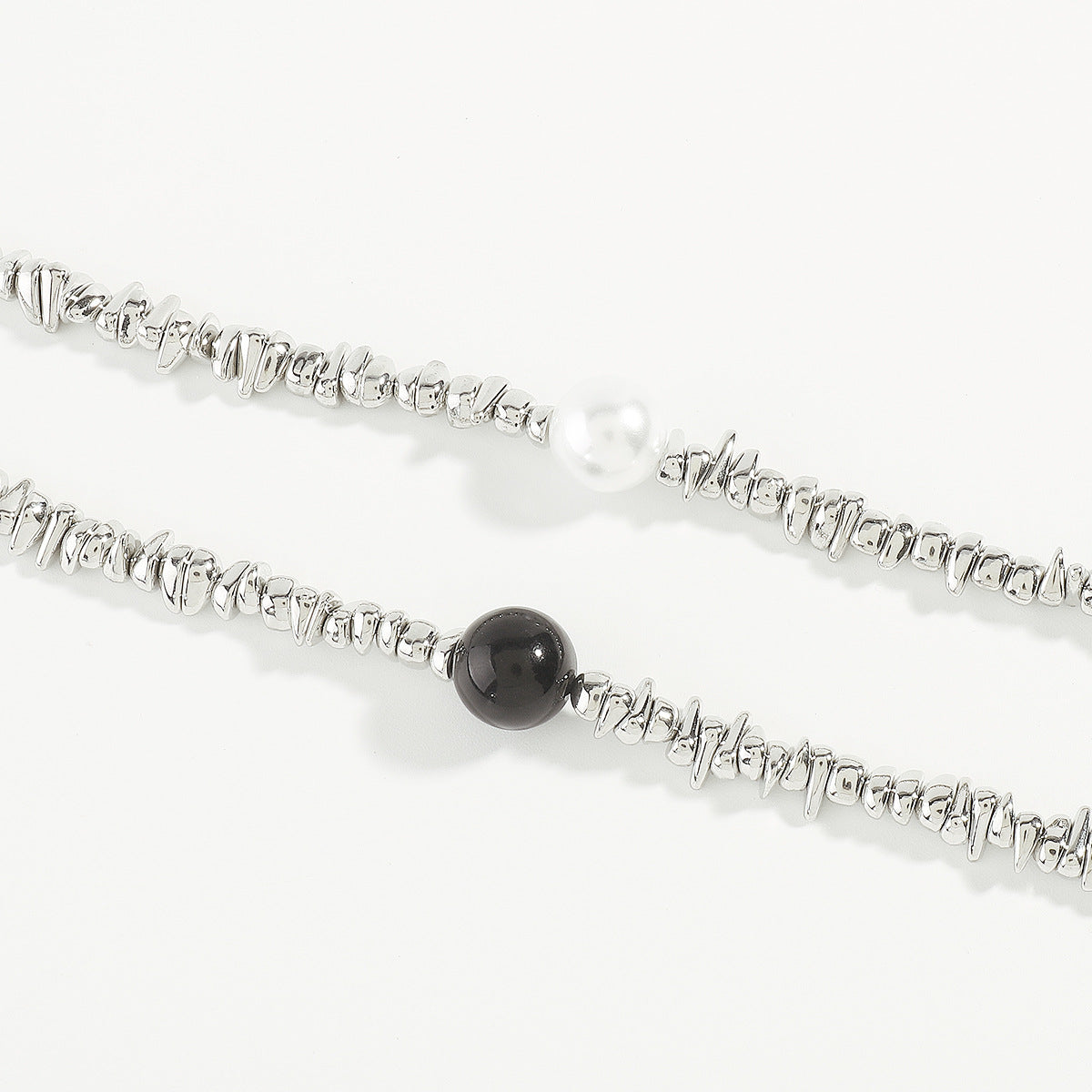 Collar Colgante Geométrico Minimalista para Mujer con Base de Aleación de Hierro Electrochapado y Detalles de Perlas de Imitación, Diseño de Contraste en Blanco y Negro