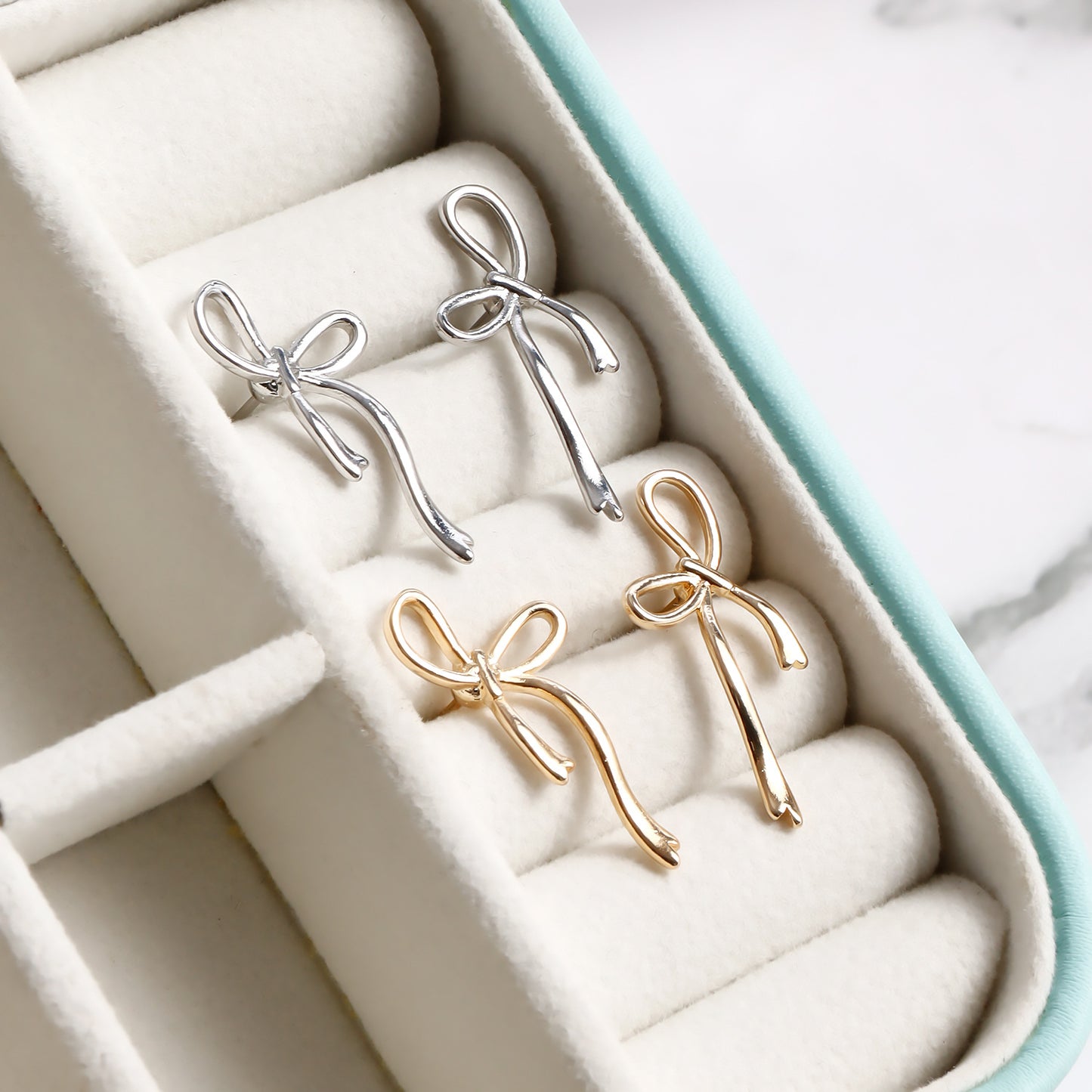 Pendientes de Tuerca Minimalistas con Forma de Lazo Dulce de Aleación para Mujer con Acabado Galvanizado