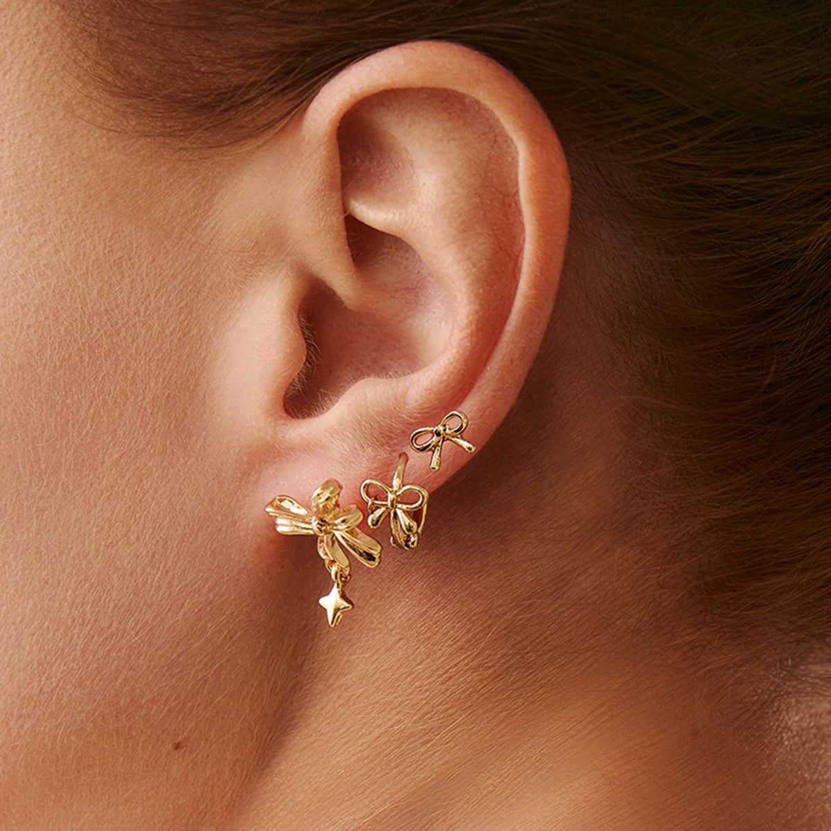 Orecchini a perno e ear cuff minimalisti con fiocco da donna con lega elettrolitica e perni in acciaio inossidabile