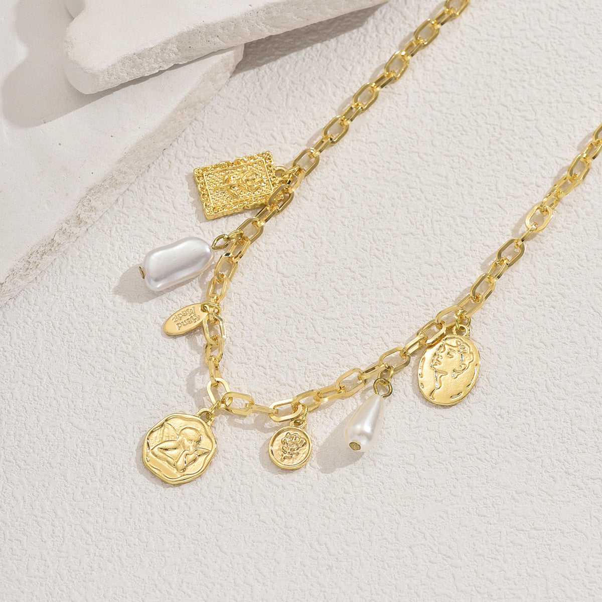 Collana con Pendente Geometrico d'Ispirazione Vintage da Donna Realizzata in Lega di Zinco con Intarsio di Perle e Ciondolo Quadrato