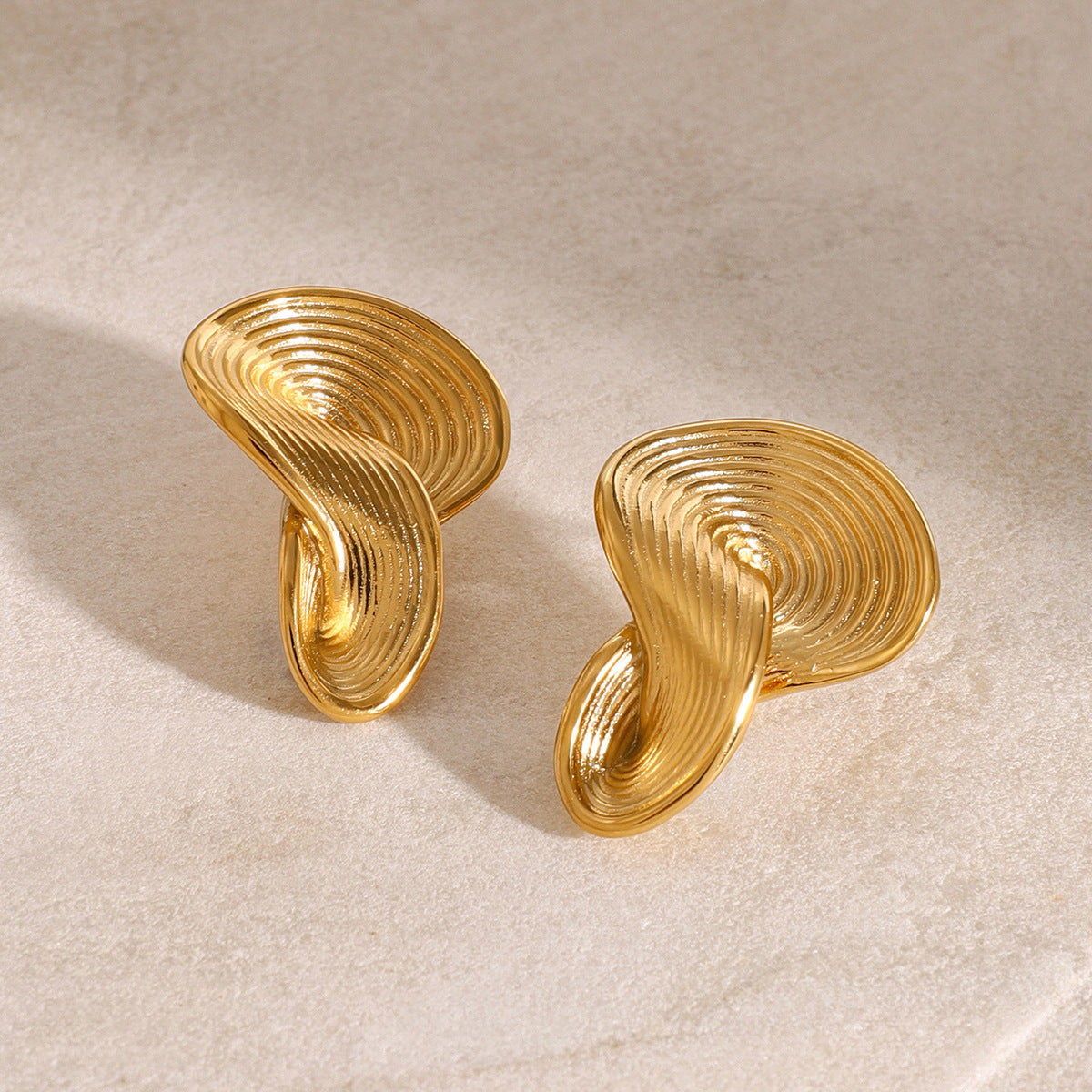 Pendientes Minimalistas de Acero Inoxidable Geométricos Chapados en Oro para Mujer con Diseño de Líneas Limpias