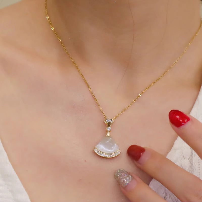 Collana Minimalista in Acciaio al Titanio con Ciondolo a Gatto a Forma Irregolare e Catena a O