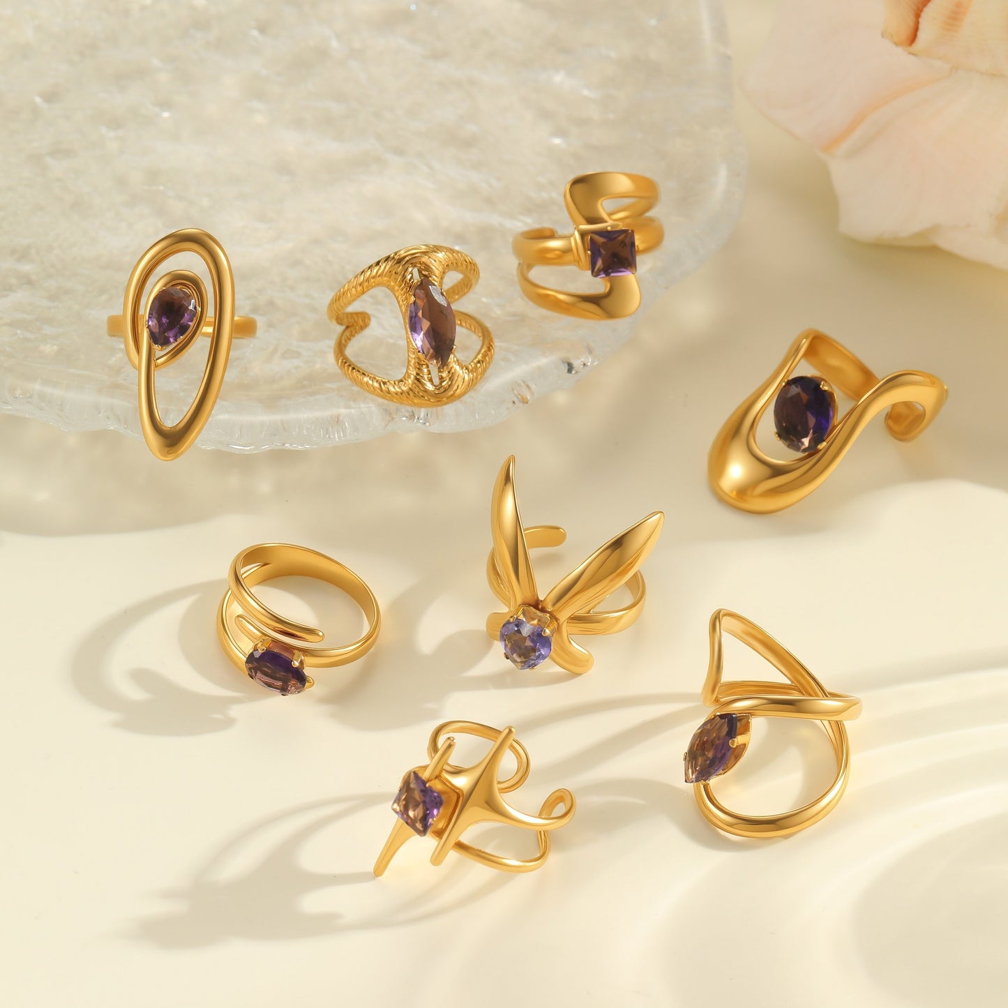 Anello da donna minimalista irregolare geometrico in acciaio inossidabile placcato oro con accento di zirconi