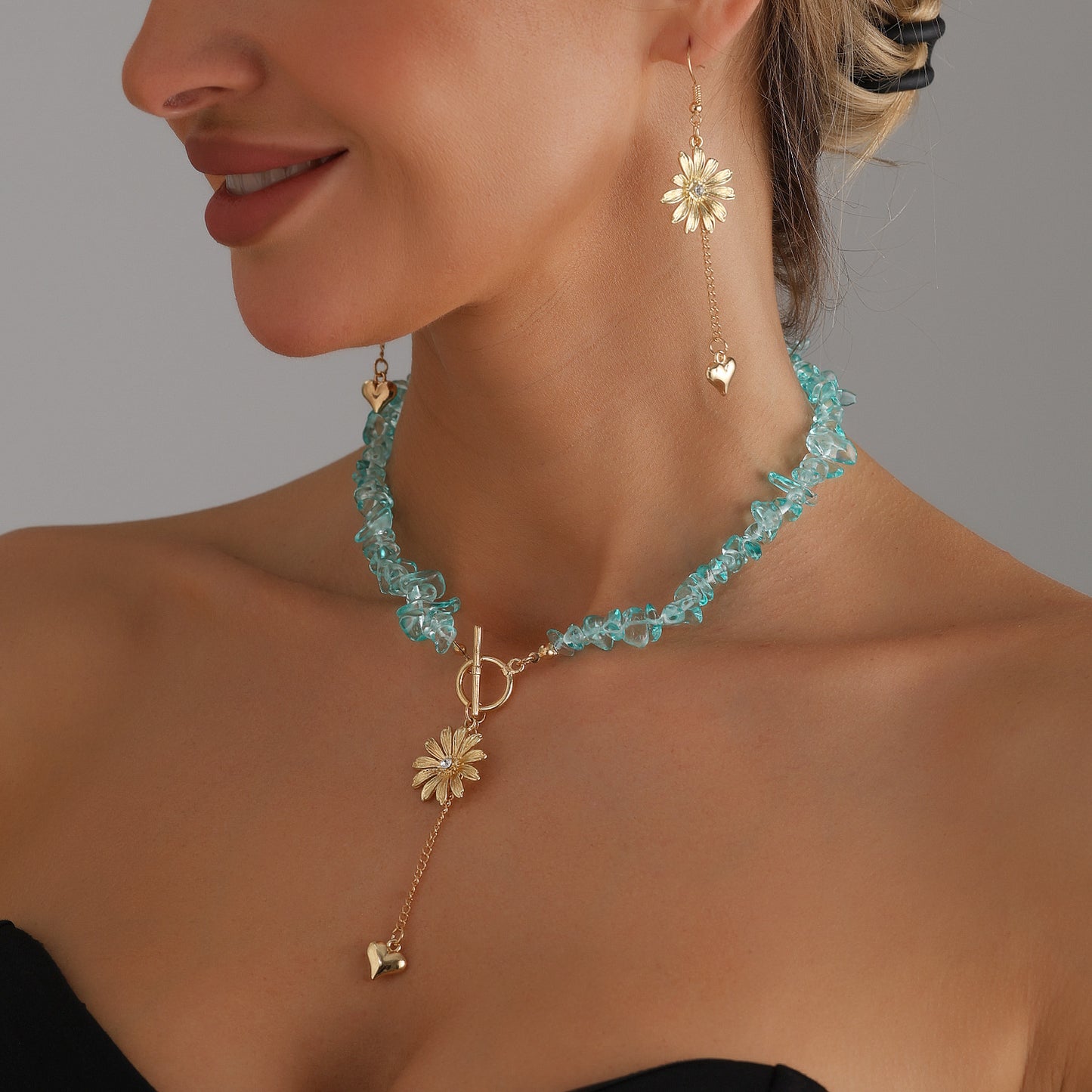 Minimalist Daisy Heart Pendant Necklace with Tassels in Alloy with Plating Finish for Women