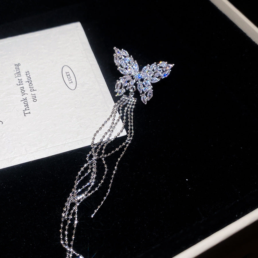Orecchini pendenti da donna con farfalla minimalista di lusso con zirconia, stile ear cuff, leggeri, ipoallergenici e a clip