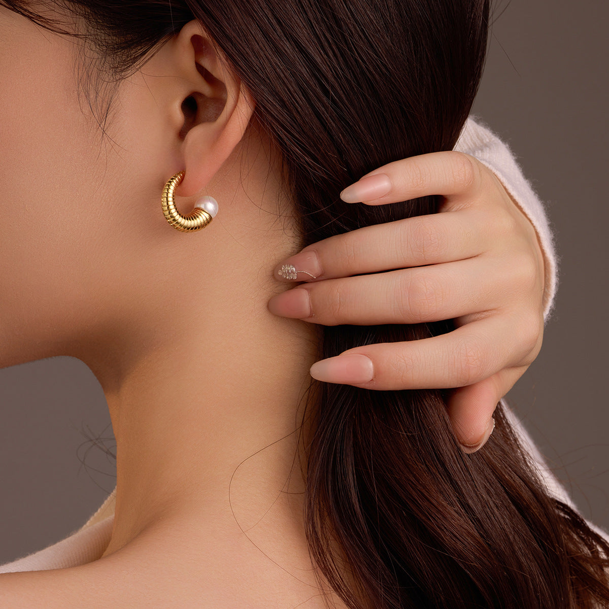 Orecchini a C in Acciaio al Titanio Stile Vintage con Perle e Inlay di Pietre Naturali Occhio di Tigre per Donna