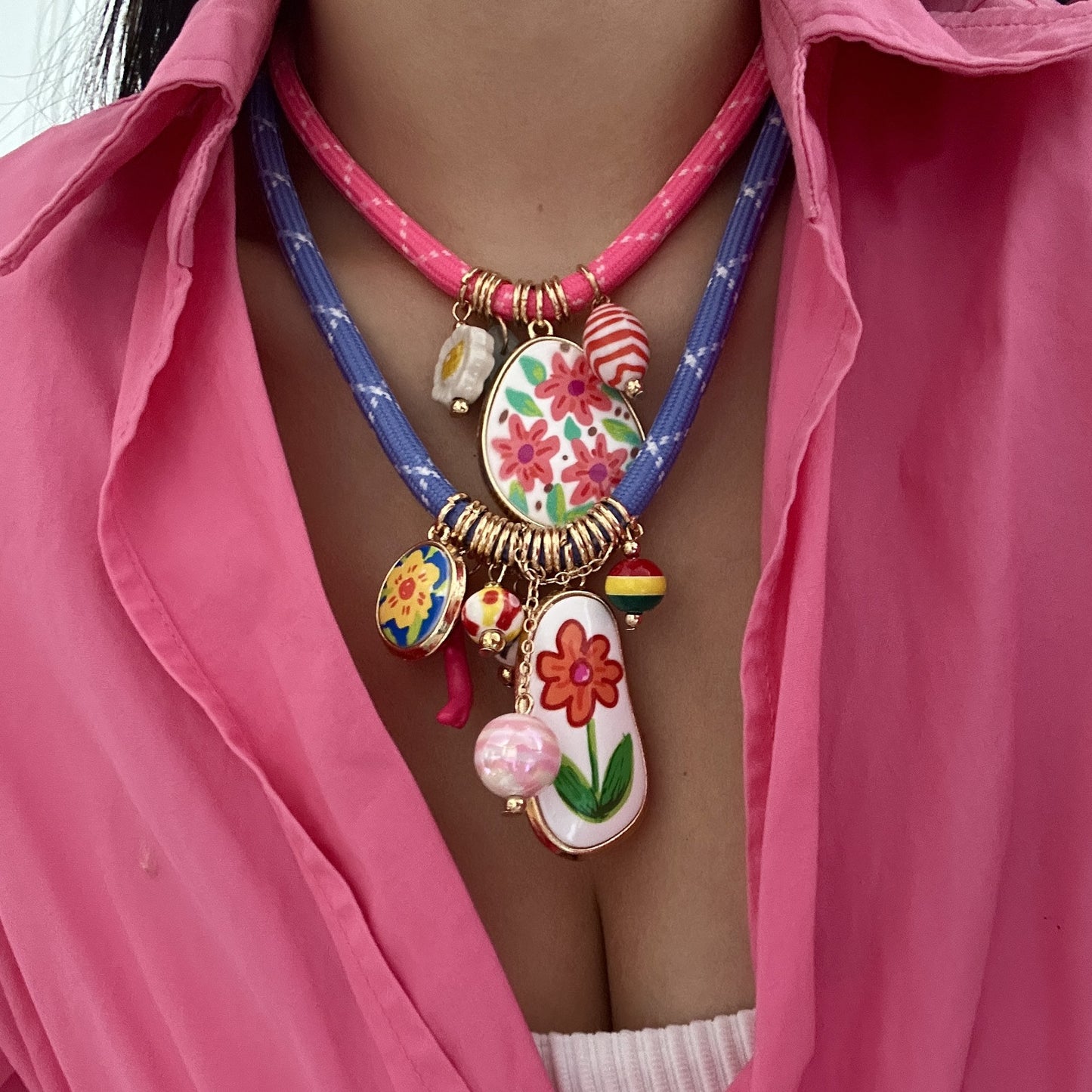 Collana con ciondolo in resina a fantasia floreale geometrica, colorata, fatta a mano, a più strati, da donna