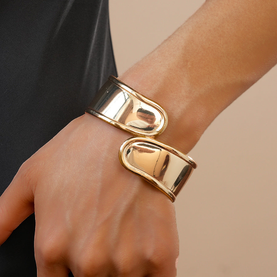 Pulsera de metal con patrón de cuadrícula geométrica de tono frío minimalista con acabado galvanizado para mujer