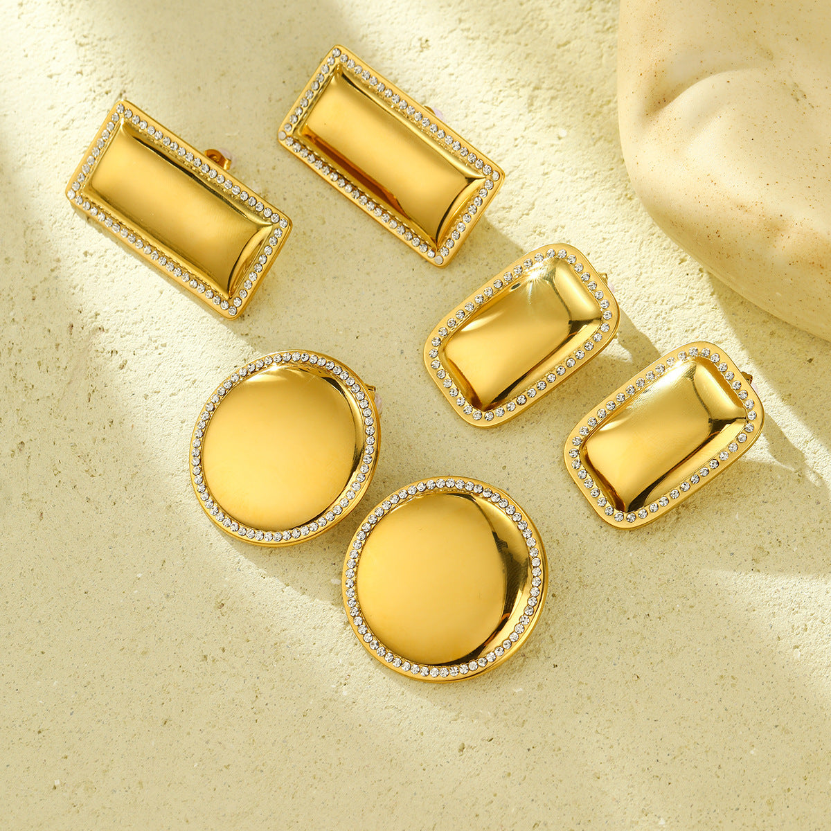 Pendientes de Acero Inoxidable Minimalistas Geométricos de Lujo con Baño de Oro de 18K e Incrustaciones de Pedrería Blanca, Diseño Rectangular de Acero de Titanio para Mujer