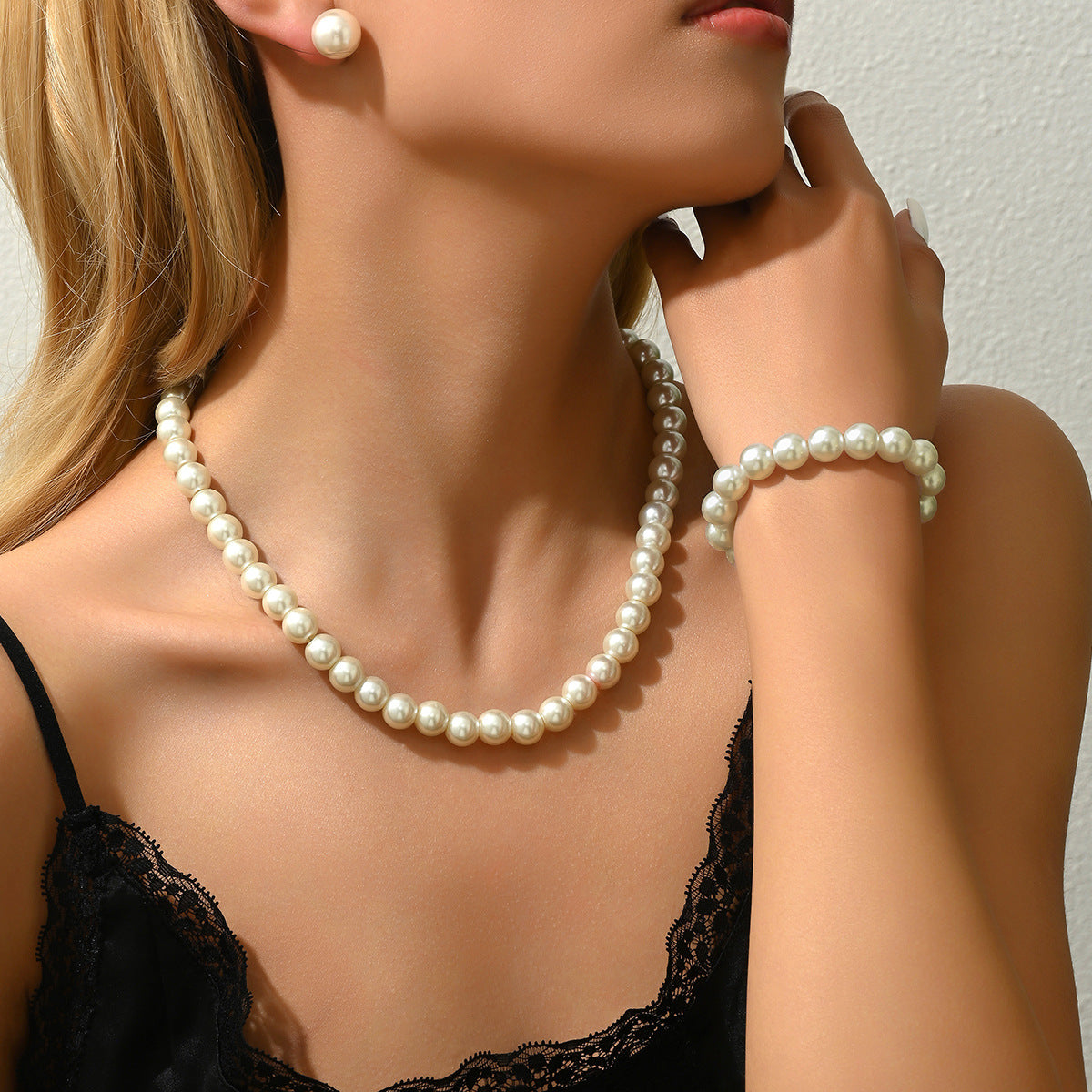 Set di Collana di Perle Minimalista Luxe con Pendente in Madreperla, Design Geometrico, Catena di Perle, Orecchini e Bracciale Abbinati per Donne