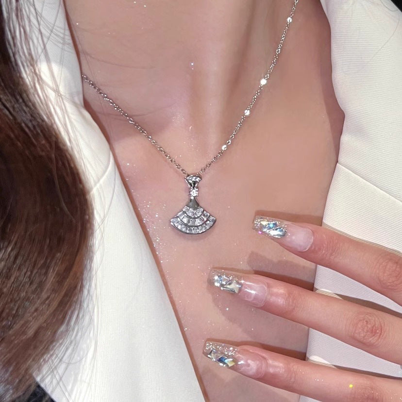 Collana Minimalista a Cubetto di Zucchero a Forma di Ventaglio in Acciaio al Titanio con Intarsio di Strass su Catena a O per Uomo e Donna
