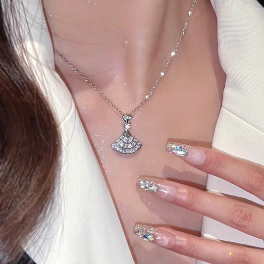 Collar minimalista con colgante de cubo de azúcar en forma de abanico de acero de titanio con incrustaciones de diamantes de imitación en cadena tipo O para mujeres y hombres