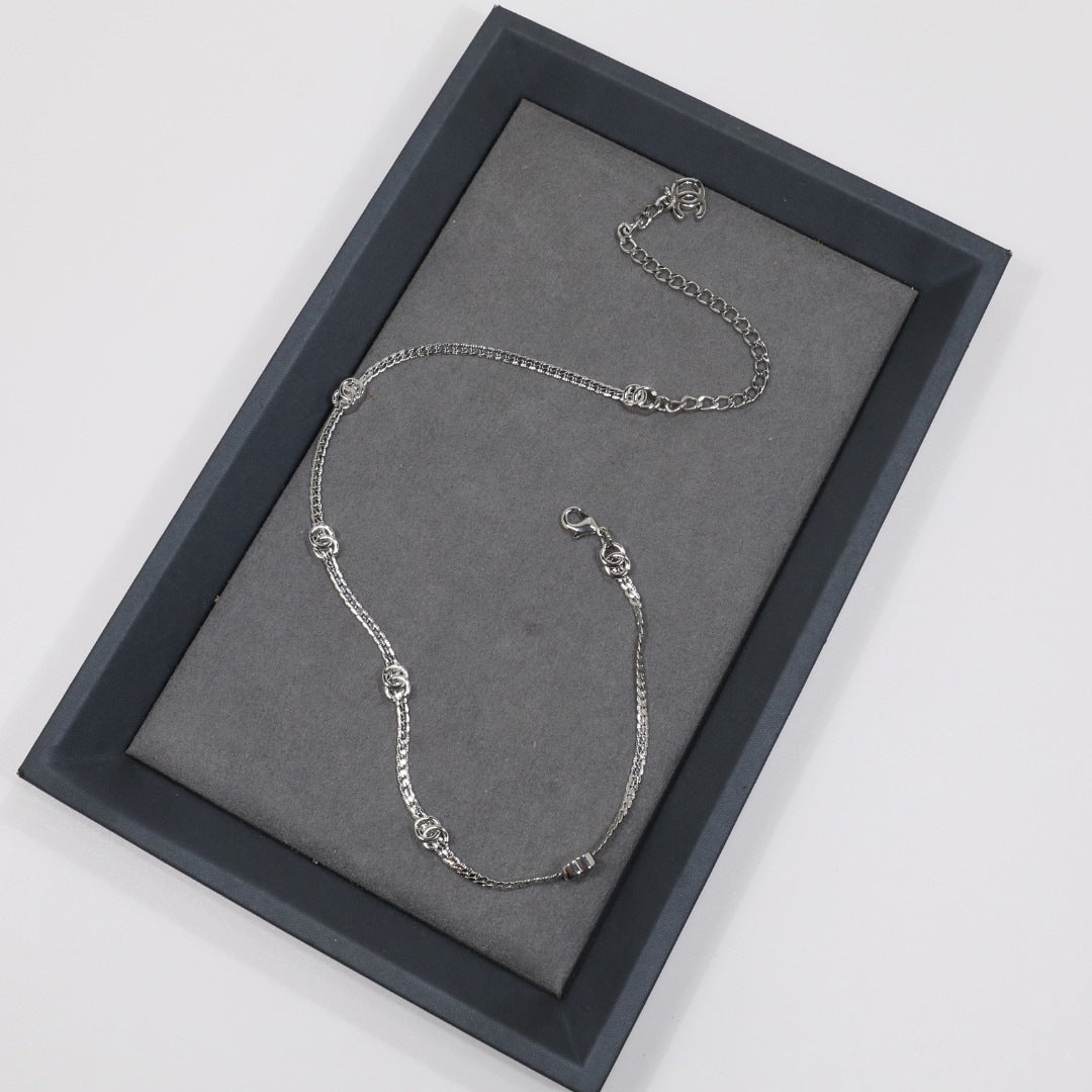 Collana da donna a catena serpente con lettere in ottone placcato oro di lusso