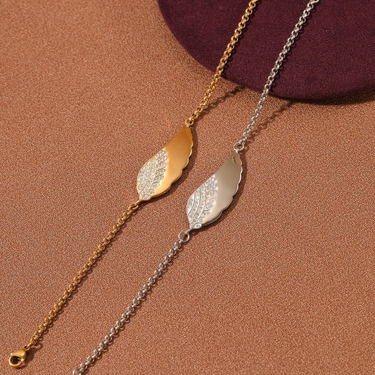 Pulsera de titanio chapada en oro de 18 quilates, moderna, geométrica, con alas de ángel y adornos de diamantes de imitación para mujer