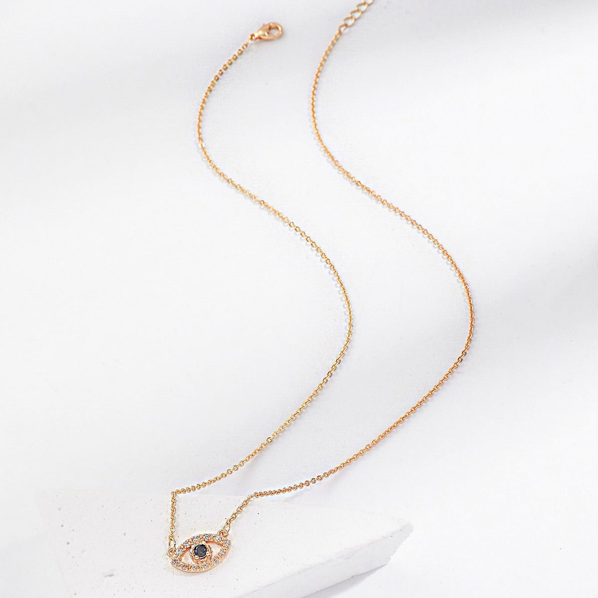 Collar minimalista de moda para mujer con dije de ojo turco de aleación e incrustaciones de circonita en cadena estándar