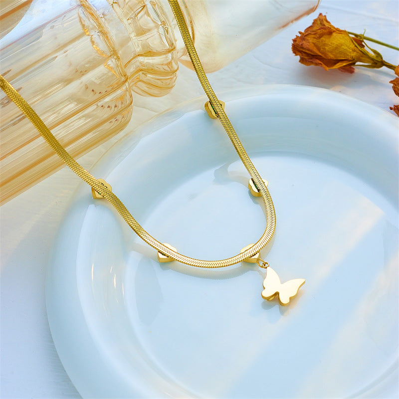 Collar con colgante de mariposa de moda vintage con incrustaciones de diamantes de imitación en cadena de serpiente de acero de titanio mate para mujer