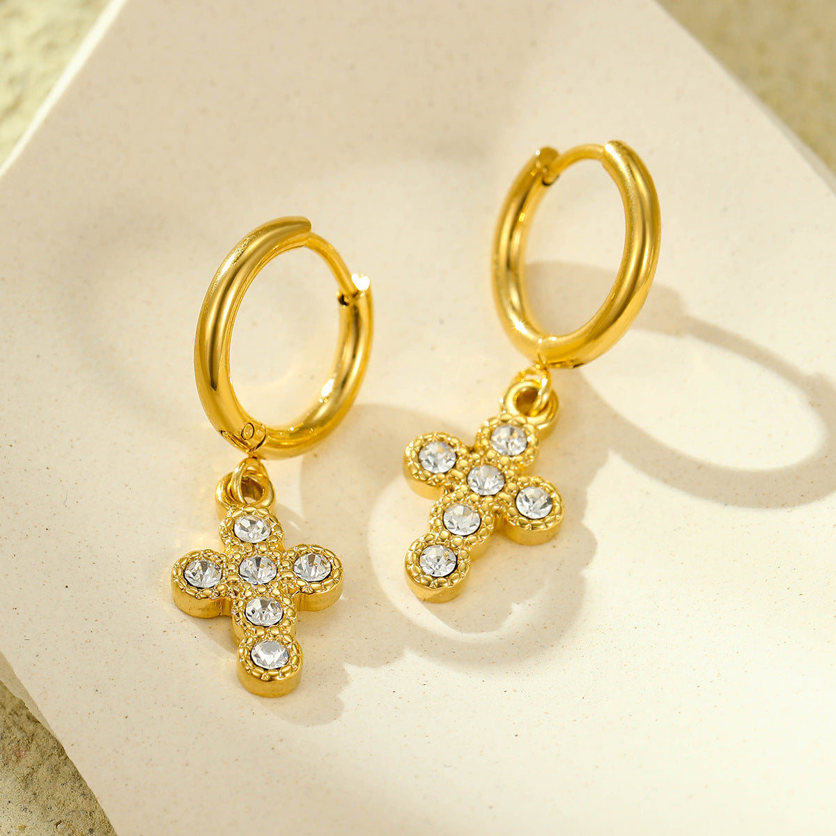 Pendientes de cruz de moda en acero titanio con incrustaciones de circonita y chapado al vacío de oro de 18K para mujer