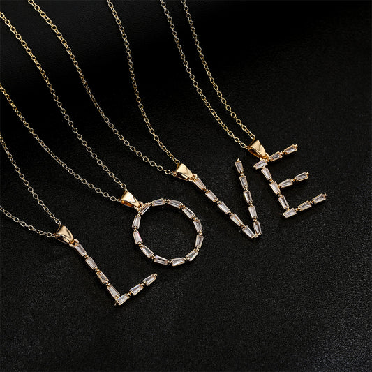 Collar Colgante con Inicial Minimalista para Mujer de Latón con Baño de Oro de 18K e Incrustaciones de Circonitas