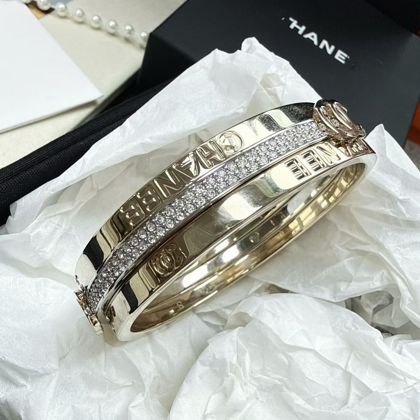 Juego de anillo y pulsera de letras de latón chapado en oro de lujo dulce para mujer