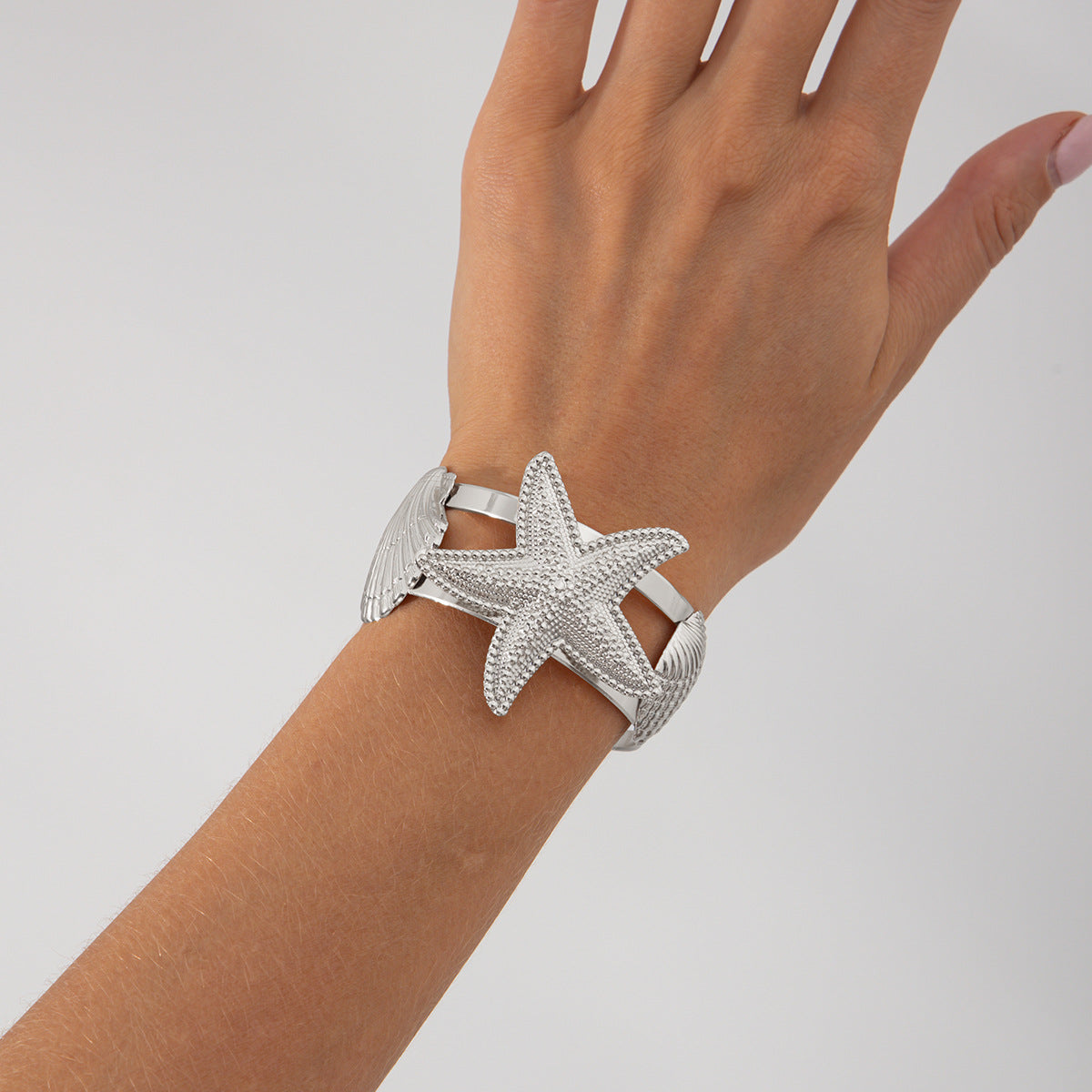 Pulsera de metal con forma de estrella de mar y concha de estilo vacacional con acabado chapado para mujer
