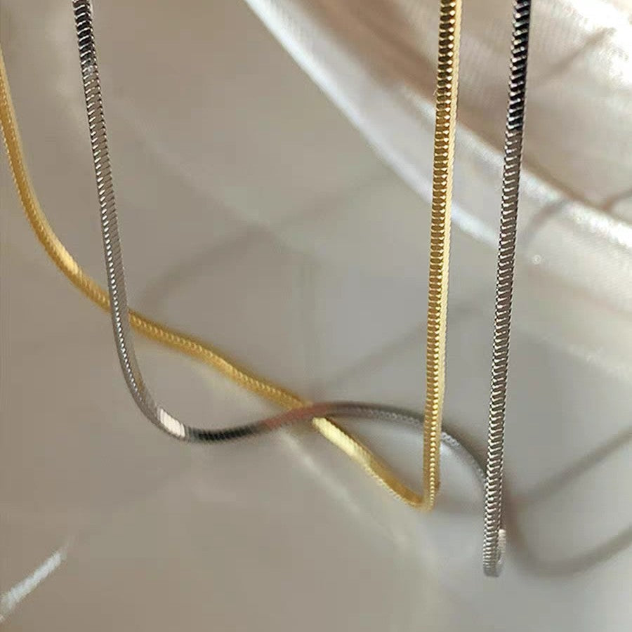Barra de dijes con cadena de serpiente de acero de titanio chapado en oro minimalista