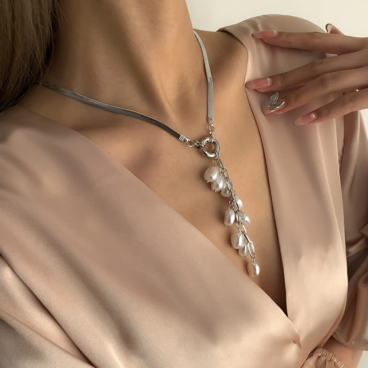 Collana pendente geometrica vintage da donna con perla finta a goccia e nappine su catena a serpente con finitura in metallo galvanizzato