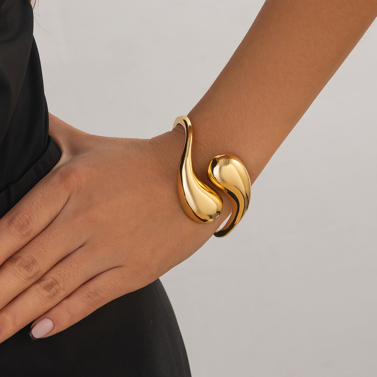 Bracciale rigido a molla vintage oversize da donna in lega con finitura placcata