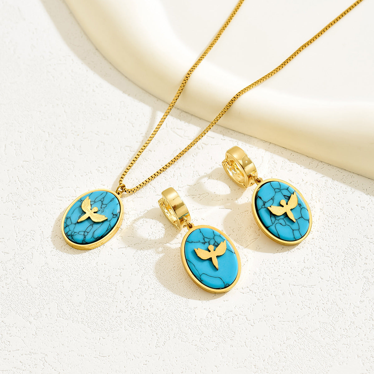 Set di orecchini e collana con ciondolo in rame intarsiato turchese con motivo orso e animali in stile Fashion Commuter con finitura smaltata