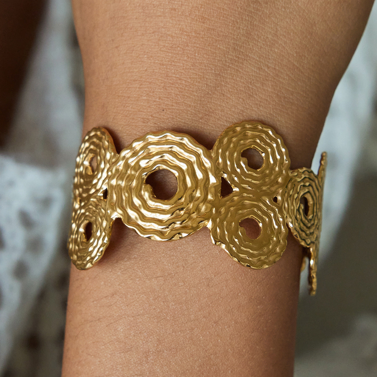 Bracciale rigido aperto da donna in acciaio inossidabile placcato oro 18K con motivo a colomba della pace