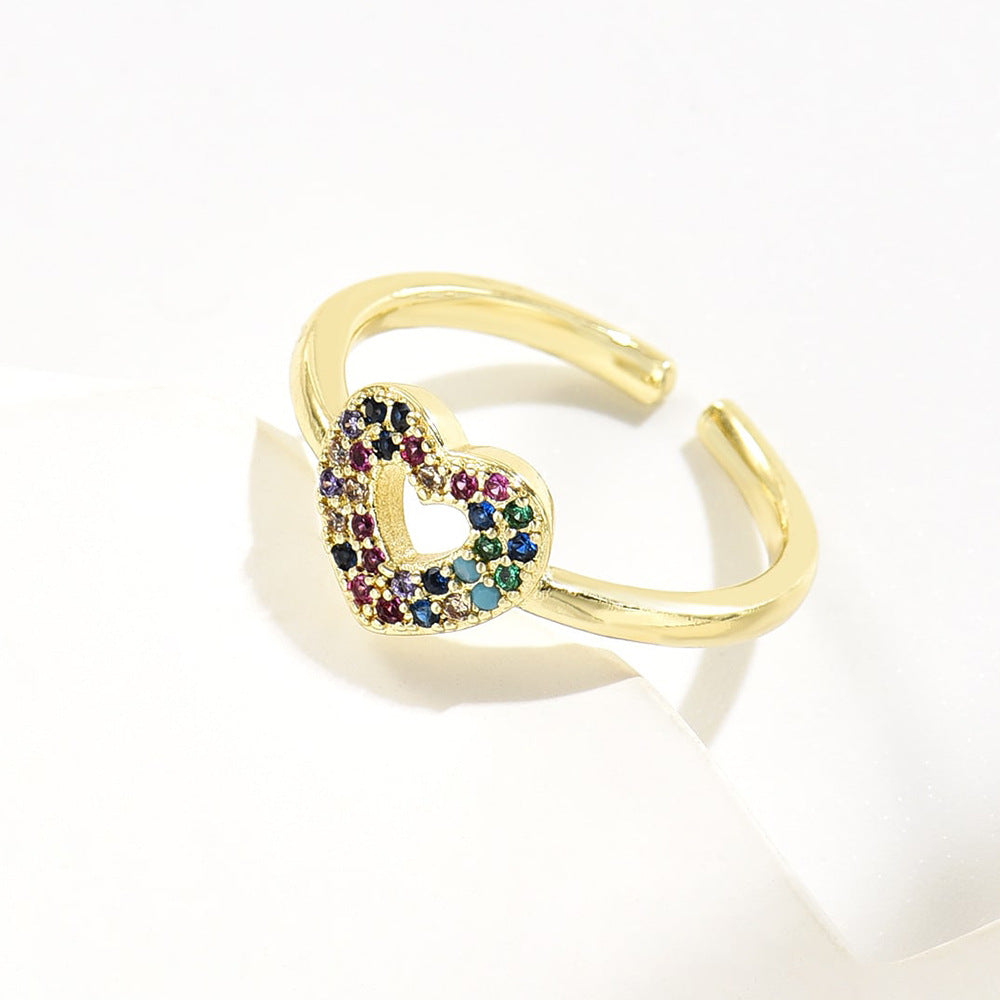 Anello a cuore geometrico aperto da donna con base in rame placcata in oro 18 carati e intarsi in zirconi arcobaleno