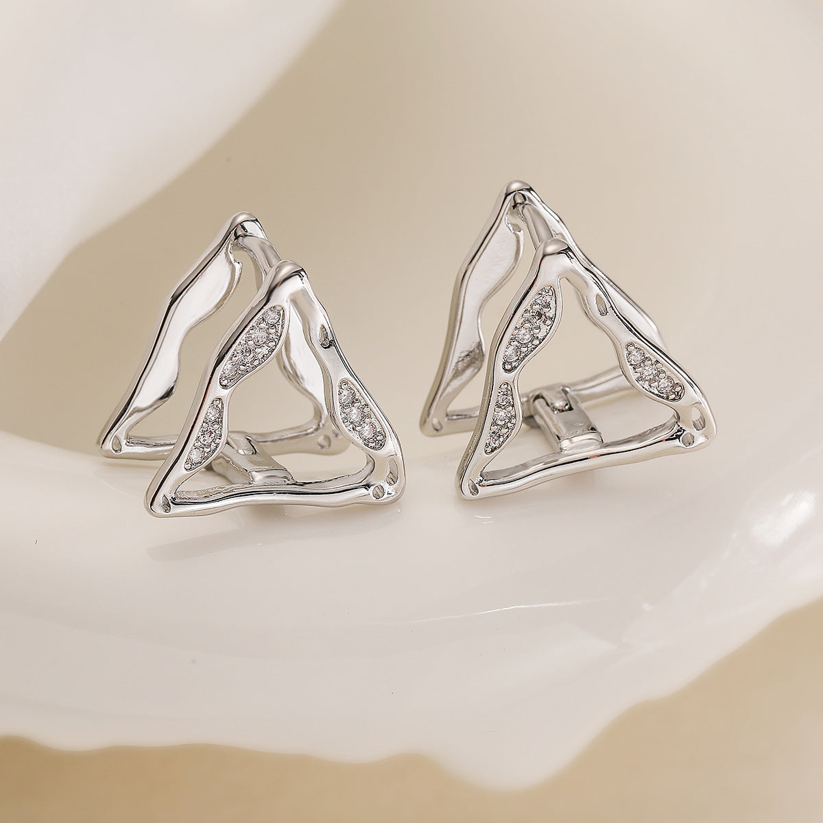 Orecchini da donna minimalisti geometrici a traforo in rame placcati oro 18K con accenti di zirconi