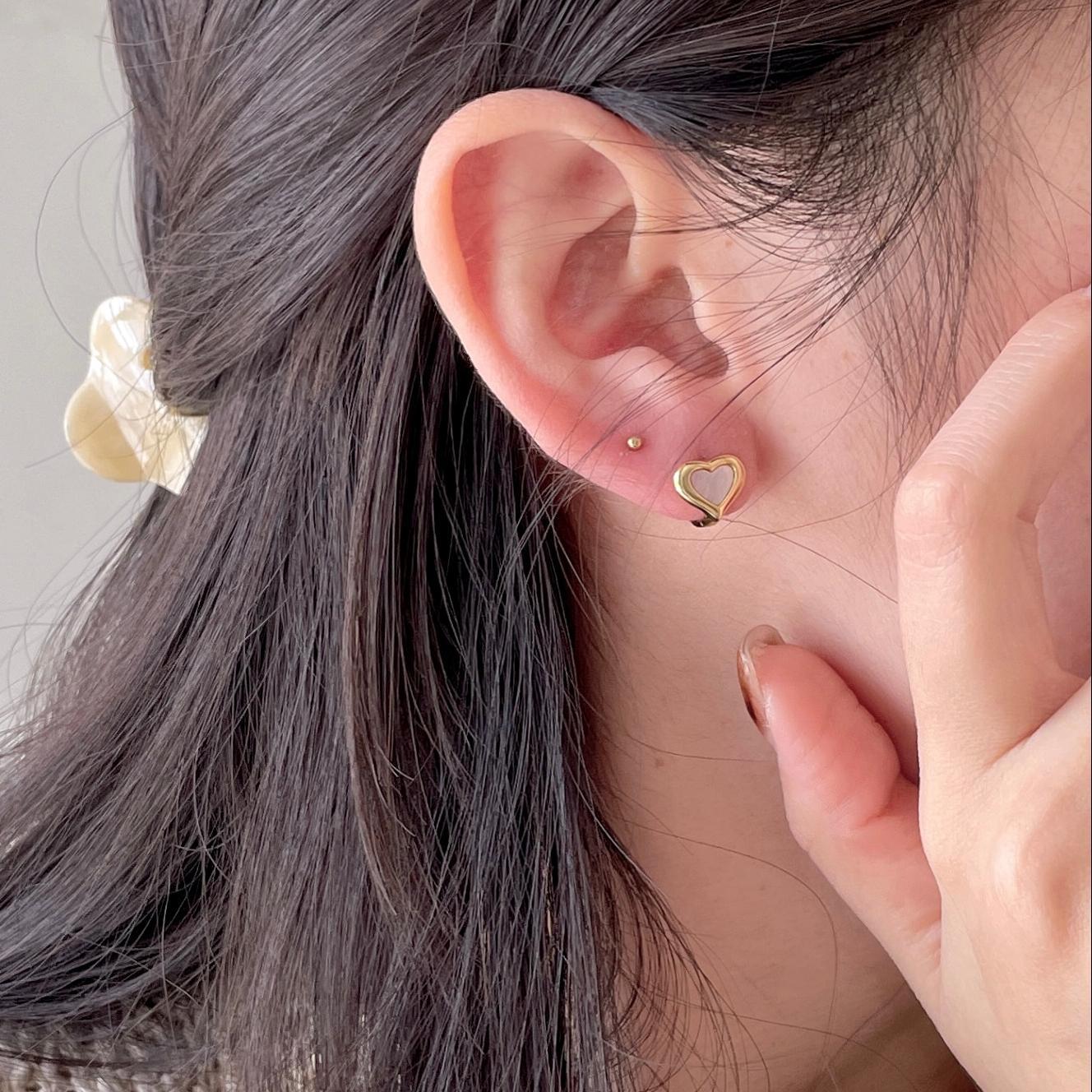 Orecchini a perno a forma di cuore con conchiglia e fiocco minimalista in argento sterling 925 placcato oro