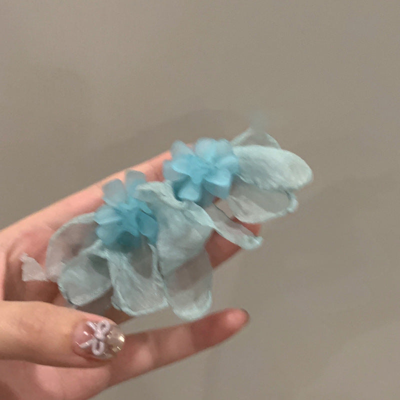 Orecchini floreali delicati con perni in argento, borchie in rame elettrolitico con nappe fluenti, estetica fresca e dolce per donna