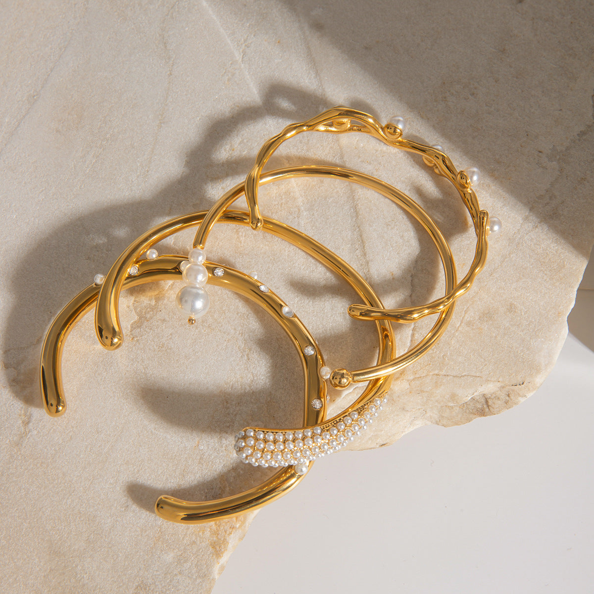 Bracciale in acciaio inossidabile placcato con intarsio in perla geometrica rotonda